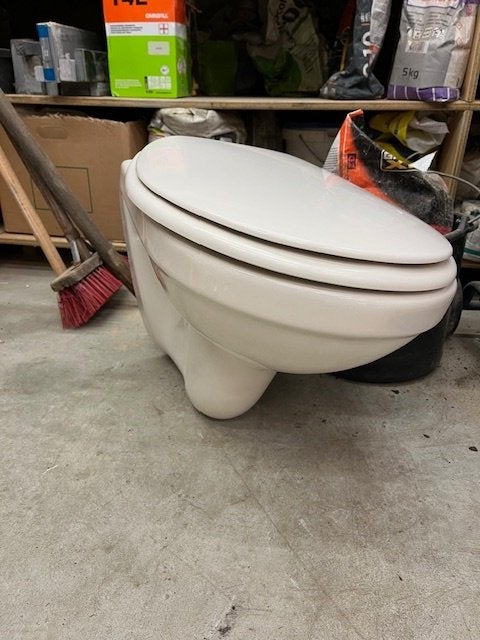Hangtoilet pergamon, Doe-het-zelf en Verbouw, Sanitair, Ophalen, Gebruikt, Steen, Toilet