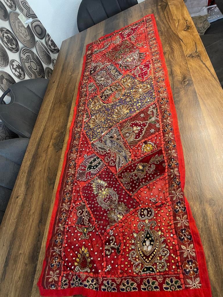 Indiase tafelrunner rood met borduursels 145x48 cm, Ophalen, Zo goed als nieuw, Rood, Rechthoekig