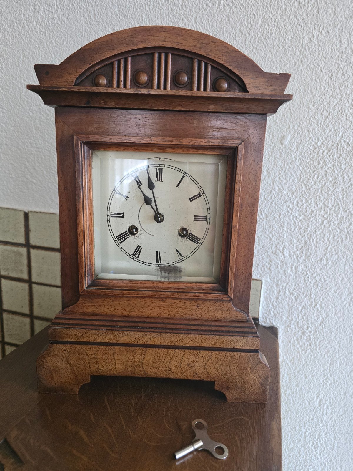 Antieke houten tafelklok met opwindsleutel, Ophalen
