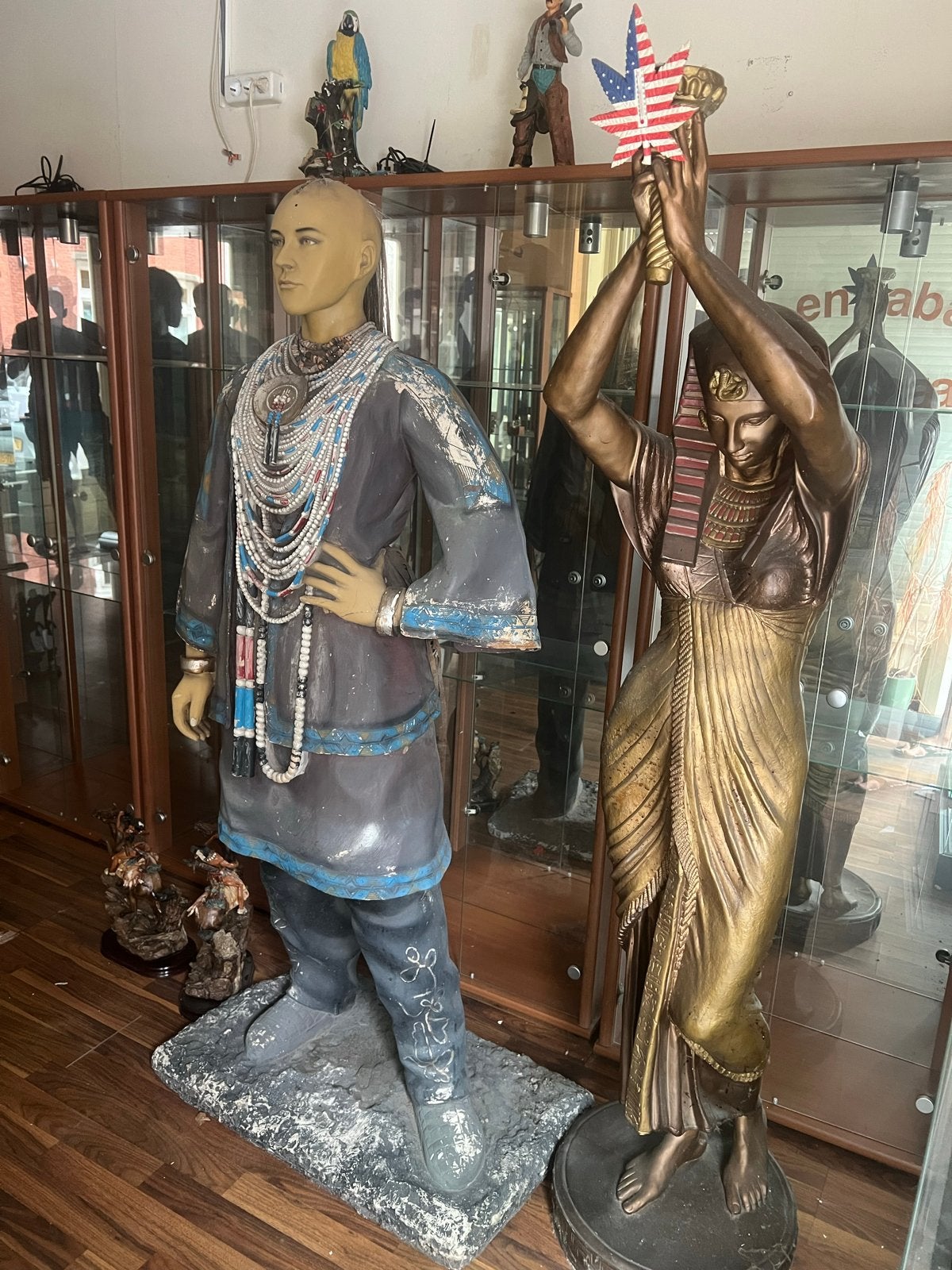 Twee Grote Beelden: Man met Kettingen & Egyptische Vrouw, Ophalen, Handgemaakt, 1 meter - 2 meter, Beeld