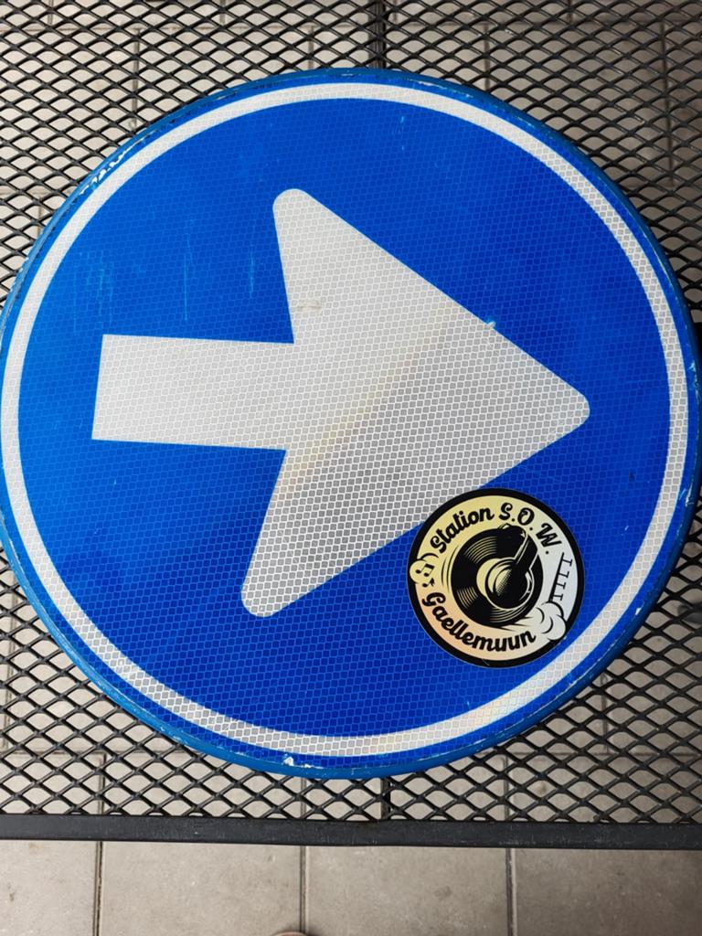 Groot verkeers bord met sticker uit Genemuiden, Ophalen of Verzenden, Gebruikt
