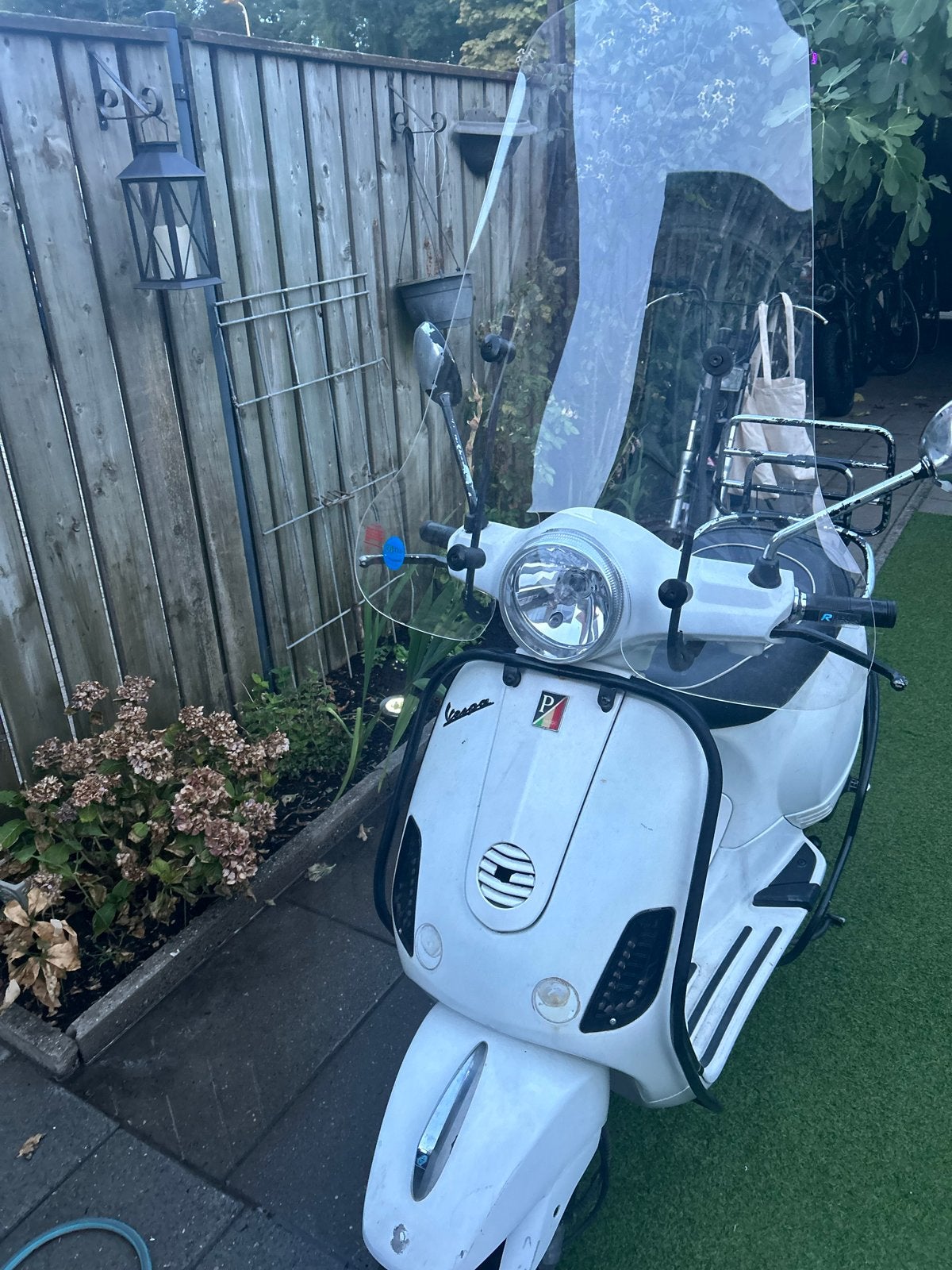 Vespa LX 50 - Witte scooter met windscherm, Fietsen en Brommers, Scooters | Vespa, Ophalen, Gebruikt, Maximaal 45 km/u, Benzine