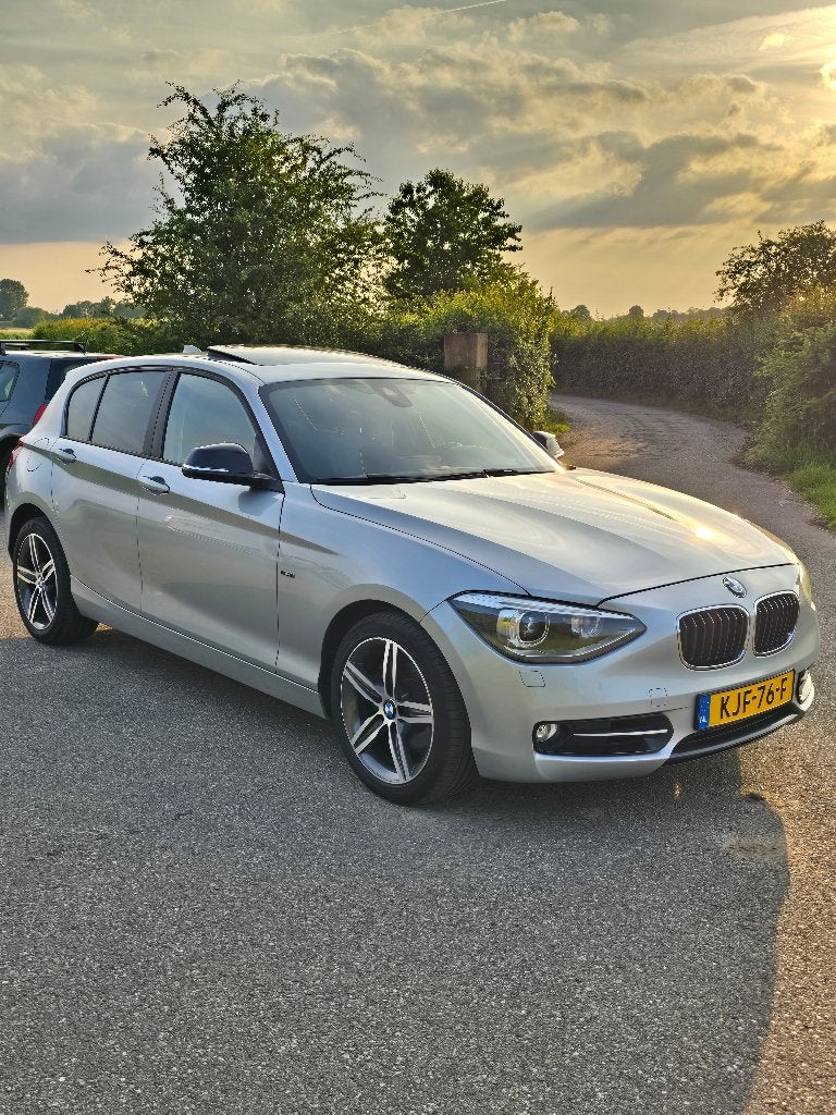 BMW 118I 170pk|Sport|Pano|Stoel verw.|Cruise|Trekhaak, Auto's, 1-Serie, Euro 5, Zwart, 4 cilinders