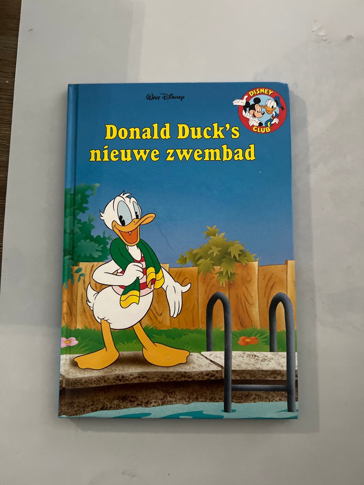 Donald Duck's Nieuwe Zwembad - Disney Boekenclub, Ophalen of Verzenden, Gelezen, Sprookjes