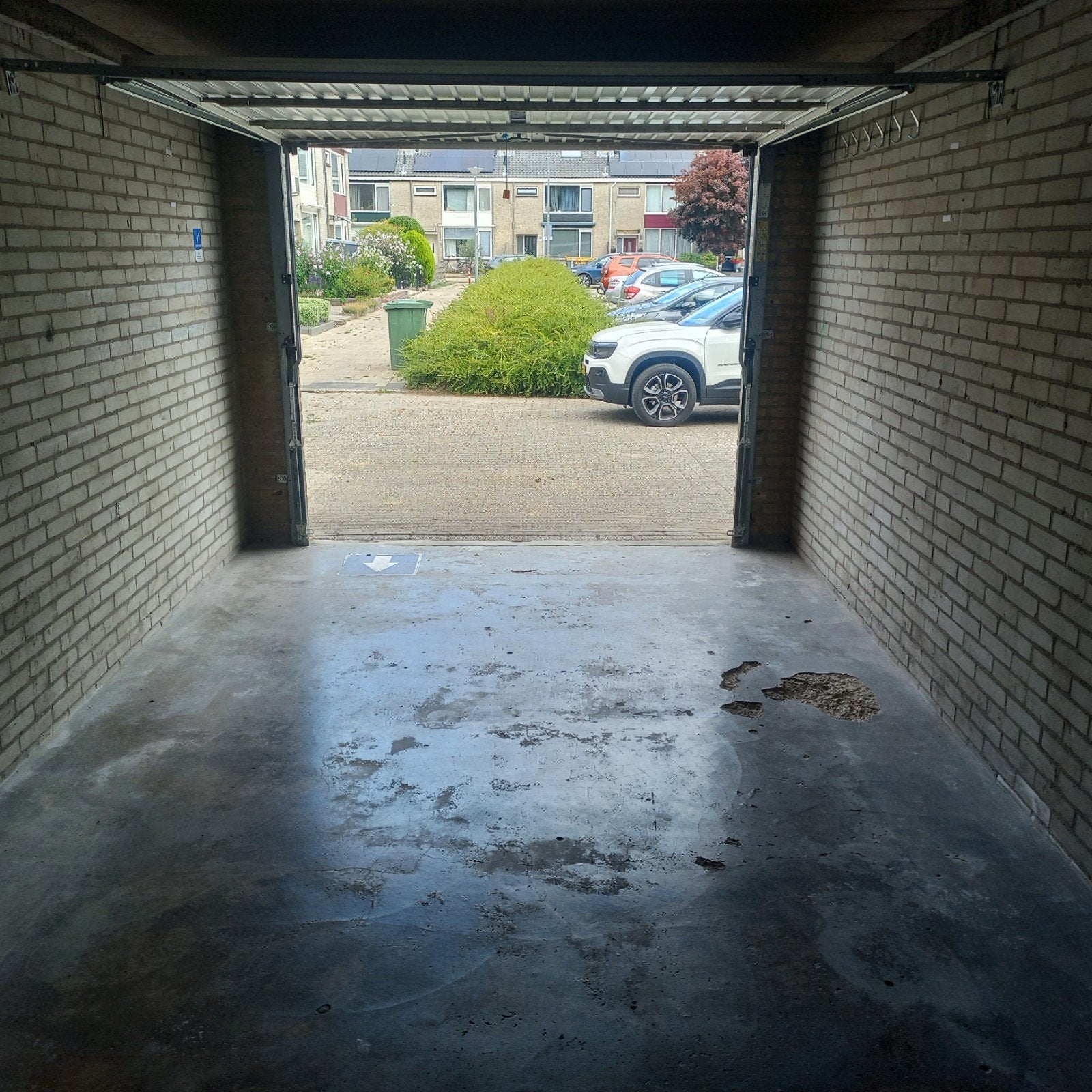 TE HUUR GARAGEBOX HOOGVLIET.