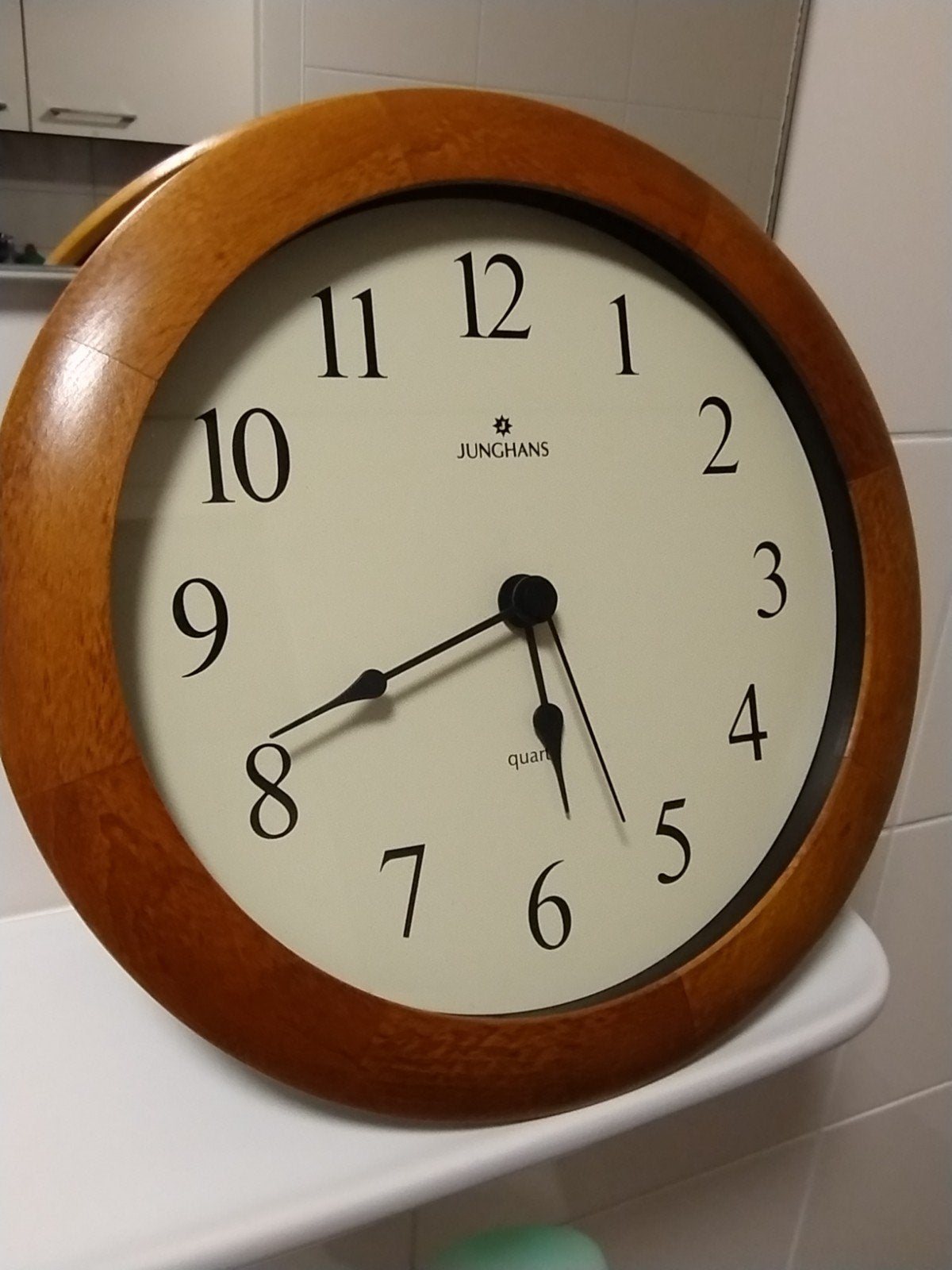 Junghans hout met kunststof quartz wandklok, Ophalen of Verzenden
