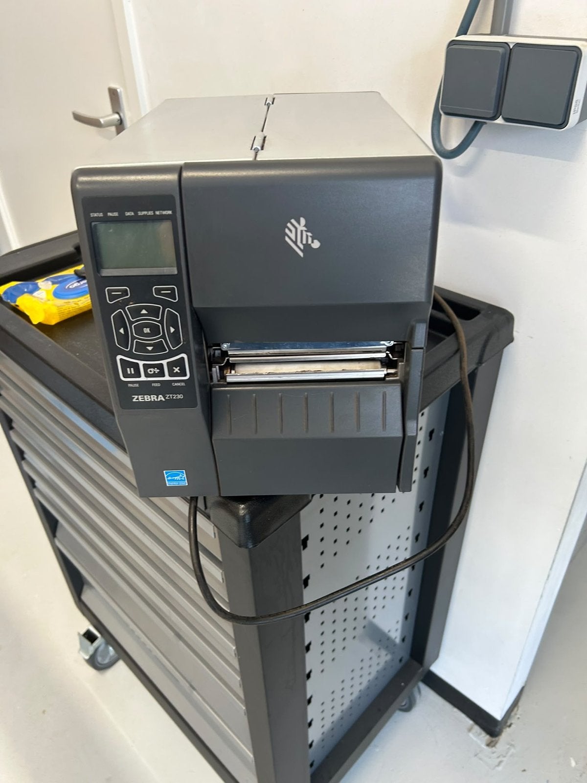 Zebra ZT230 Labelprinter incl. 70 rollen stickers, Computers en Software, Ophalen, Zwart-en-wit printen, Gebruikt, Printer