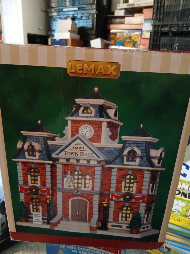 Huisjes in doos lemax town hall celebrate, Diversen, Ophalen of Verzenden, Nieuw