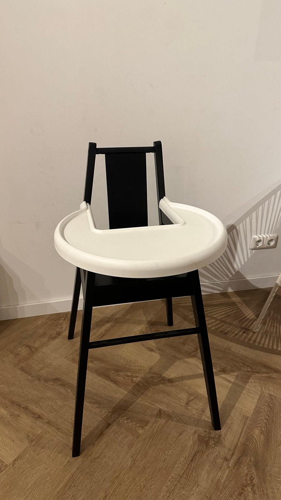 IKEA Blåmes kinderstoel met eetblad - Zwart/Wit, Kinderen en Baby's, Kinderstoelen, Ophalen, Gebruikt, Overige typen, Afneembaar eetblad