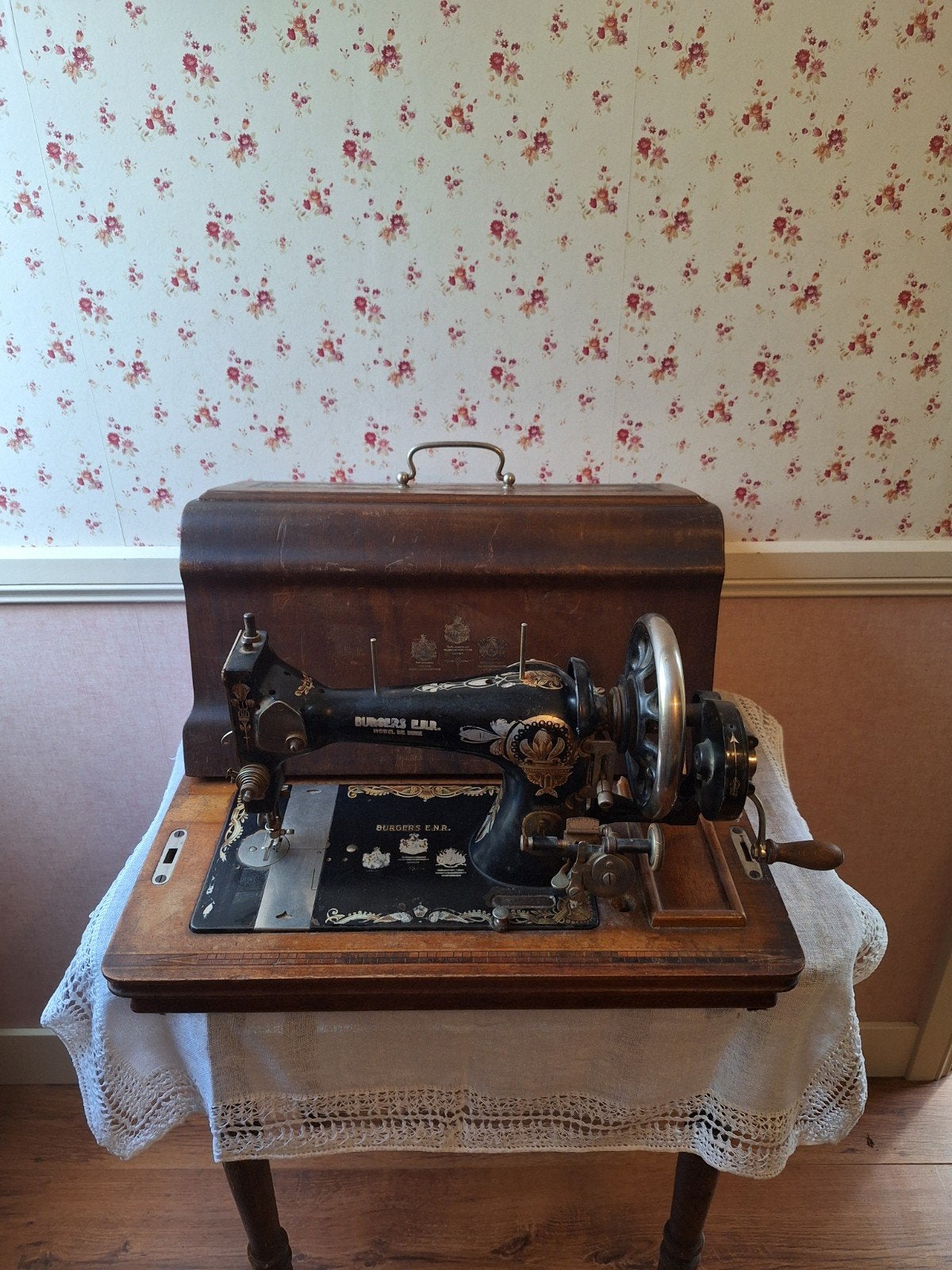 Antieke Naaimachine met houten koffer, Ophalen
