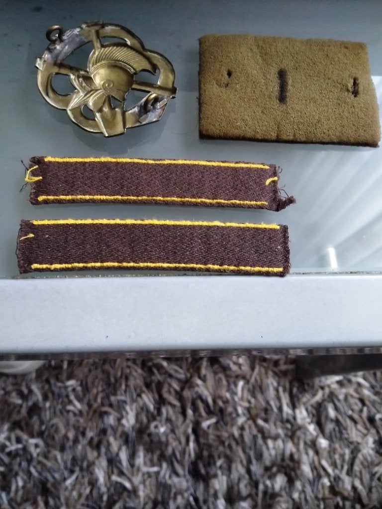 Oud model pionier embleem (koper) en twee straatnamen, Verzamelen, Militaria | Algemeen, Ophalen of Verzenden, Landmacht, Nederland