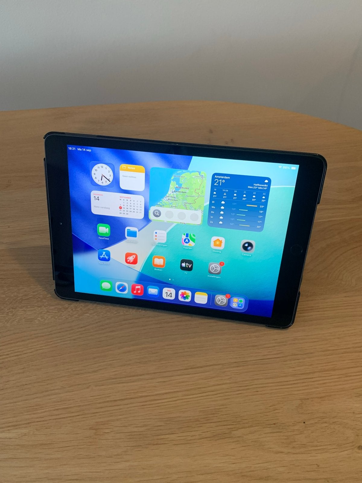 iPad 8e generatie 128GB - Nieuwstaat met hoes, Apple iPad, Zo goed als nieuw, 128 GB, Grijs