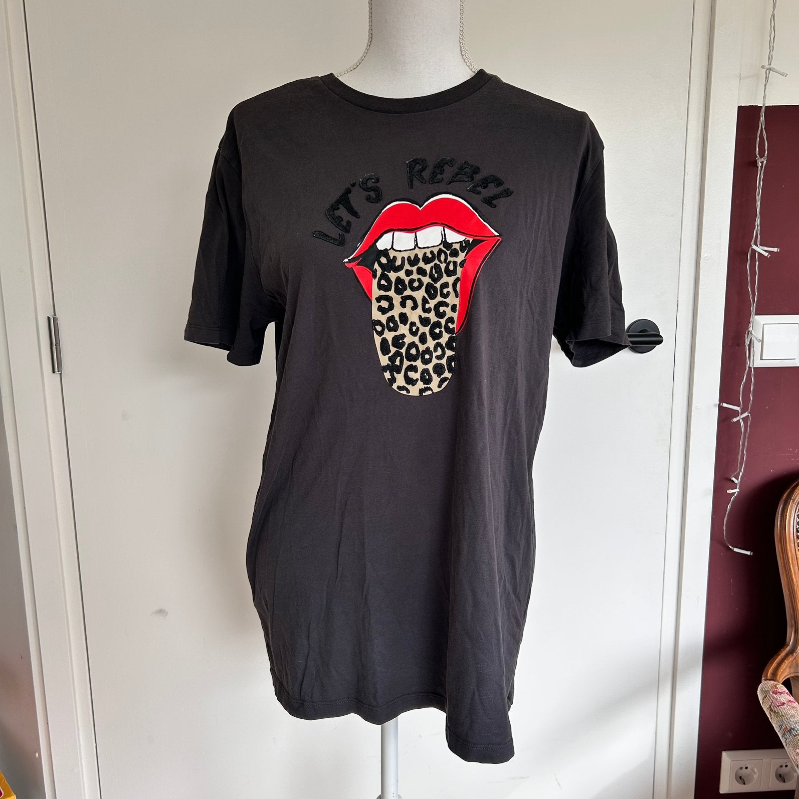 LOAVIES Let’s Rebel T-shirt maat M leopard, Maat 38/40 (M), Ophalen of Verzenden, Korte mouw, Grijs