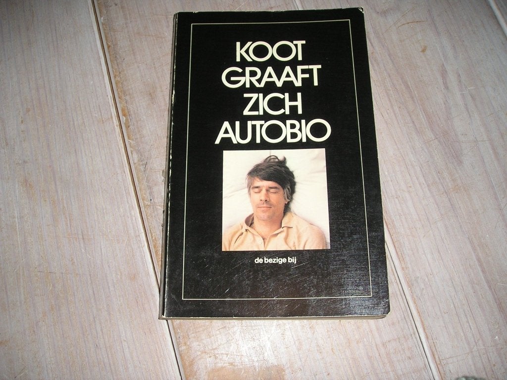 Kees van Kooten - Koot graaft zich autobio, Boeken, Ophalen of Verzenden, Gelezen, Kees van Kooten, Nederland