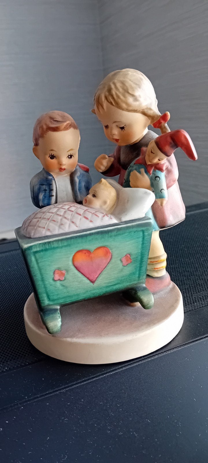 Vintage Hummel beeldje: Kinderen bij wiegje, Verzamelen, Beelden en Beeldjes, Ophalen