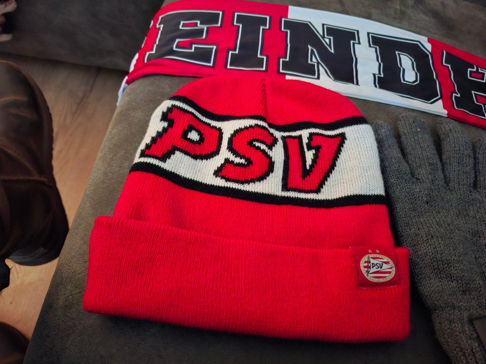 PSV Muts, Sjaal en Handschoenen Maat L, Maat 42/44 (L), Ophalen of Verzenden, PSV, Gedragen