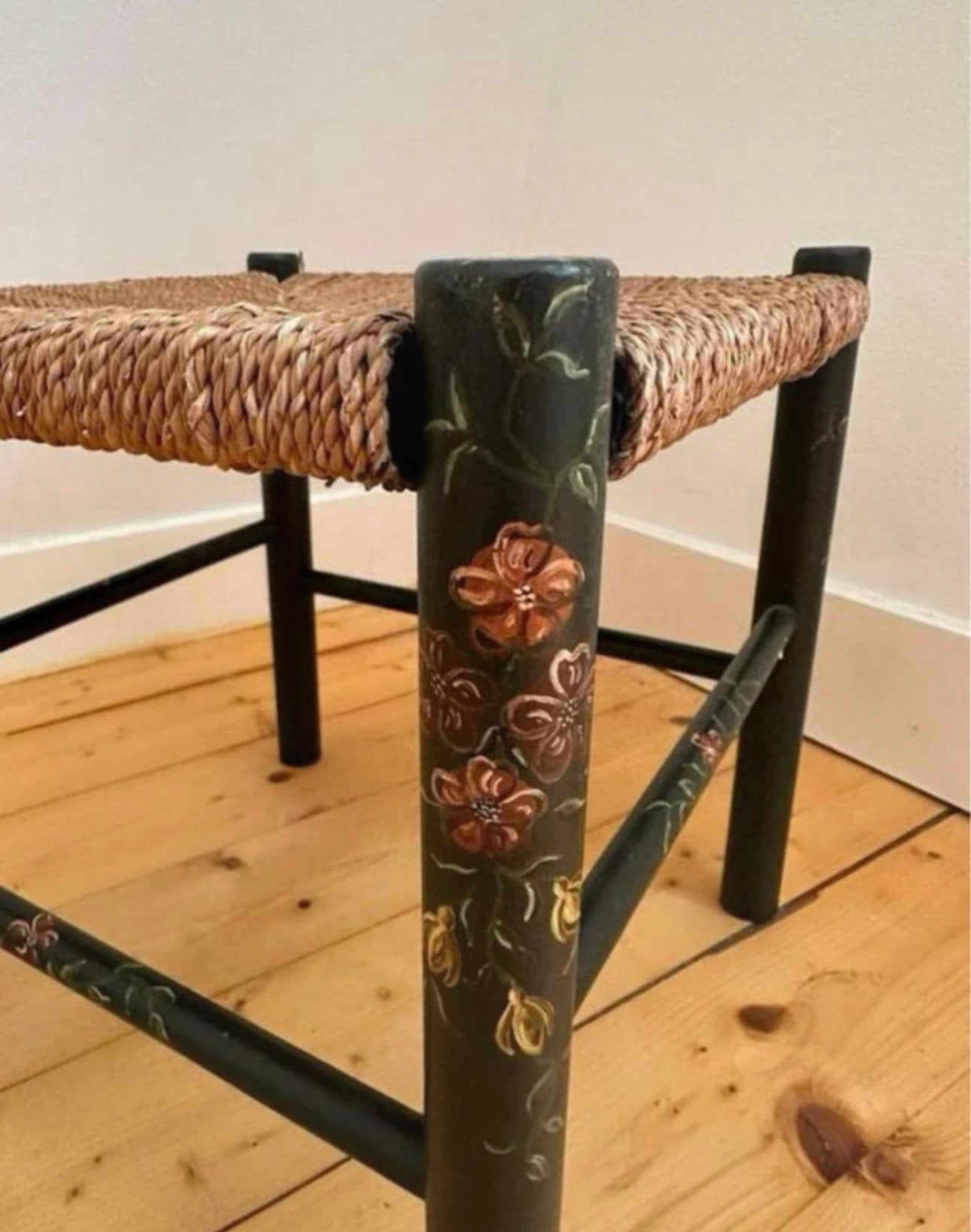 Houten krukje met rieten zitting en bloemen, Ophalen of Verzenden, Zo goed als nieuw, Hout
