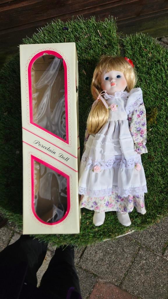 Porseleinen pop met blonde haren en bloemenjurk, Ophalen of Verzenden, Overige typen