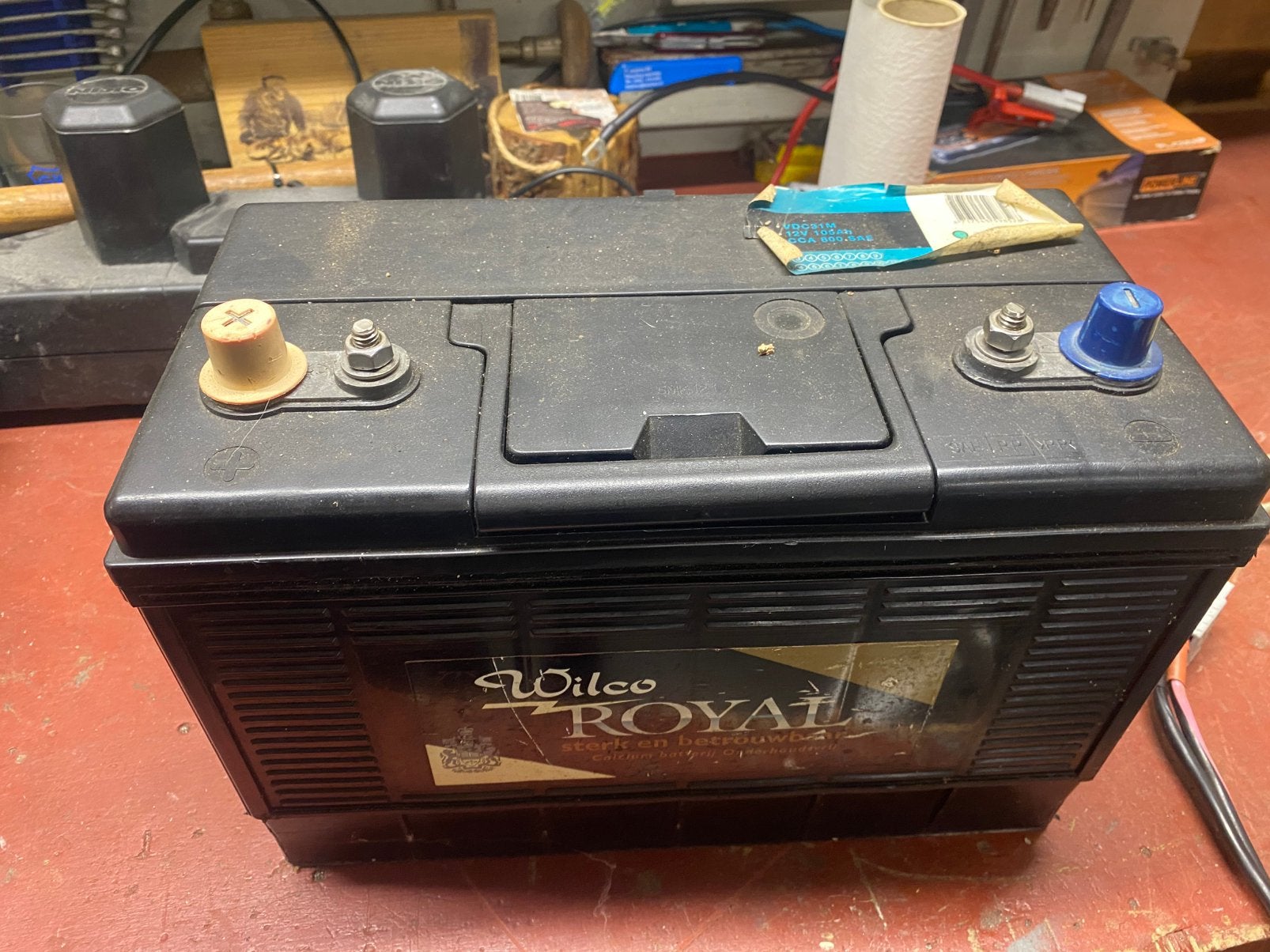 Lood accu 12 volt 105 met lader, Gebruikt