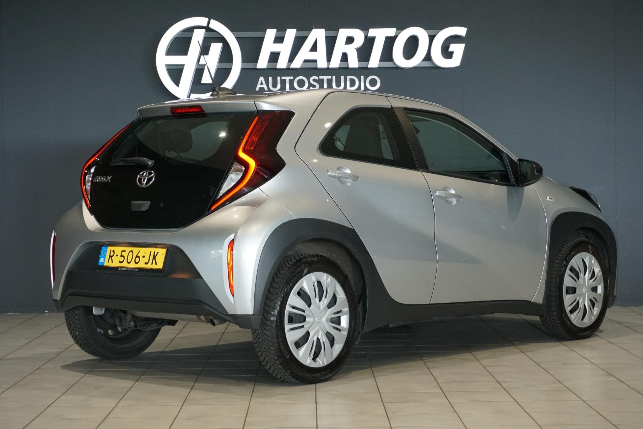 Toyota Aygo X 1.0 VVT-i MT Play + CAMERA / ADAPTIEVE CRUISE, Auto's, Stof, Gebruikt, 920 kg, 4 stoelen
