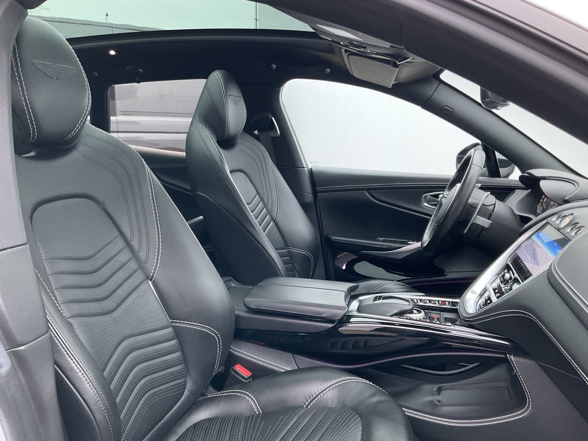 Foto 34 van Aston Martin Dbx 4.0 V8 360 Memory Stoelverw/koeling Sfeer