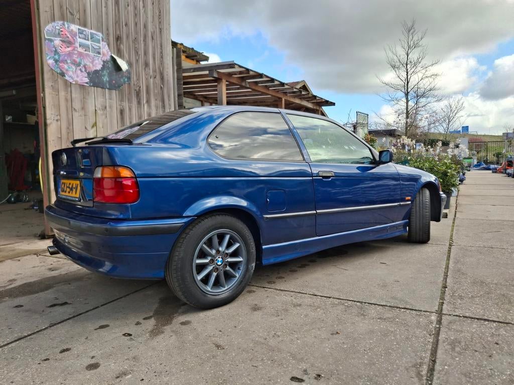 BMW E36 compact 316i 1895cc automaat, Auto's, BMW, Achterwielaandrijving, Zwart, 4 cilinders, Blauw