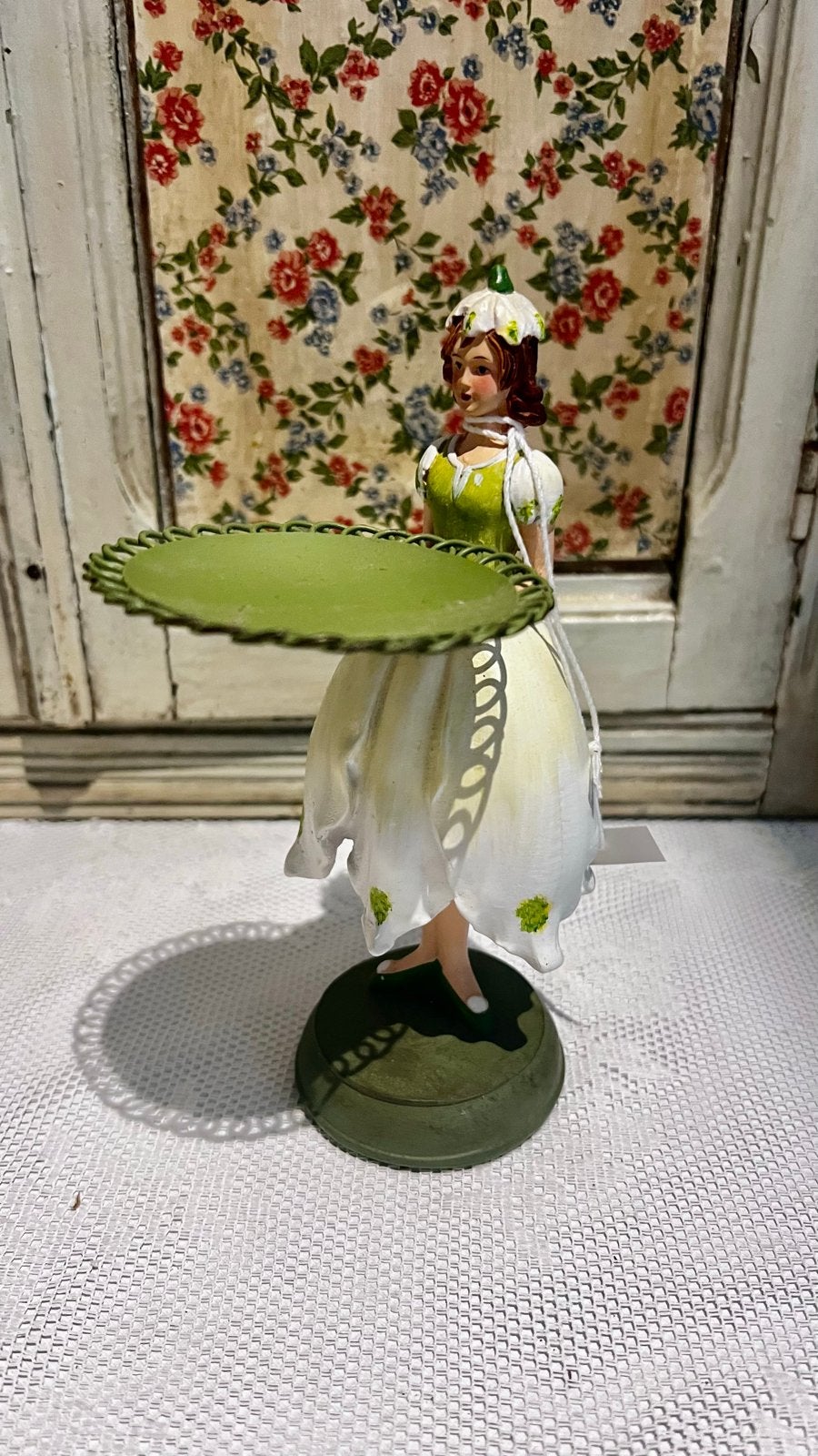 Decoratieve Flowergirl met dienblad Sneeuwklokje, Verzamelen, Ophalen of Verzenden, Nieuw, Mens