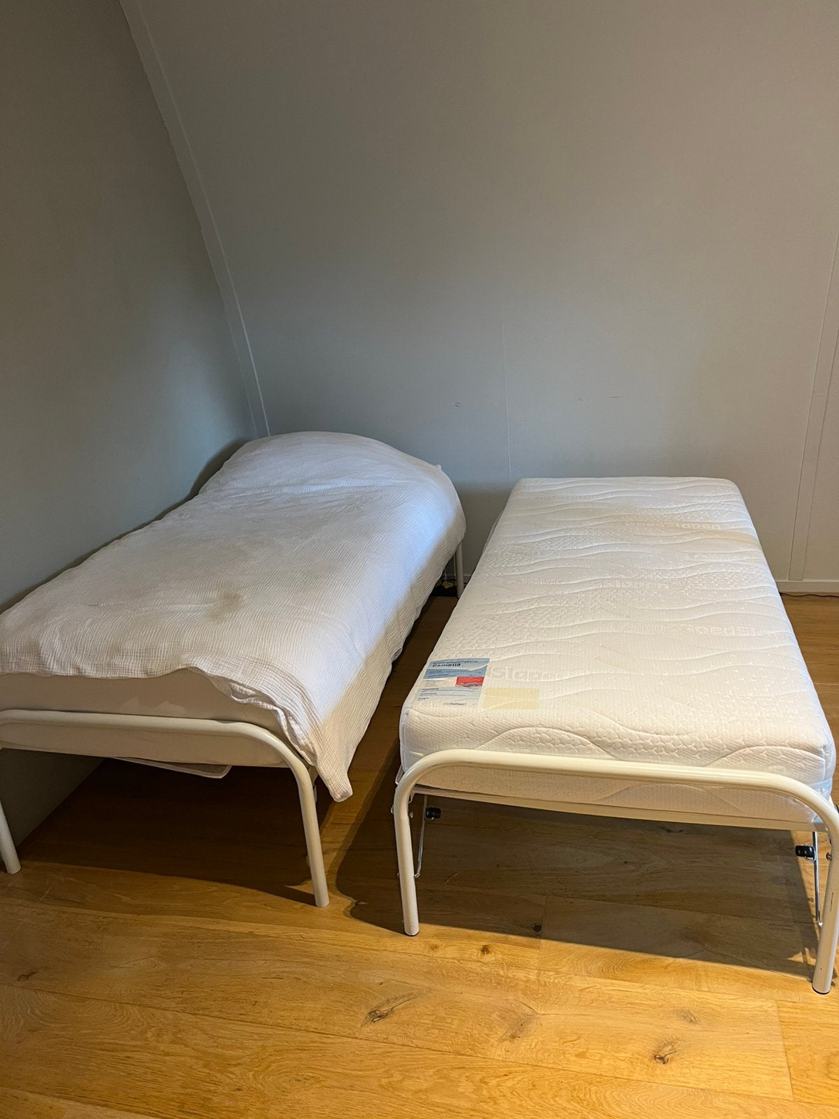 Opklapbaar spiraal bed 2x eenpersoons, Huis en Inrichting, Slaapkamer | Bedden, Ophalen, 90 cm, Eenpersoons, Metaal