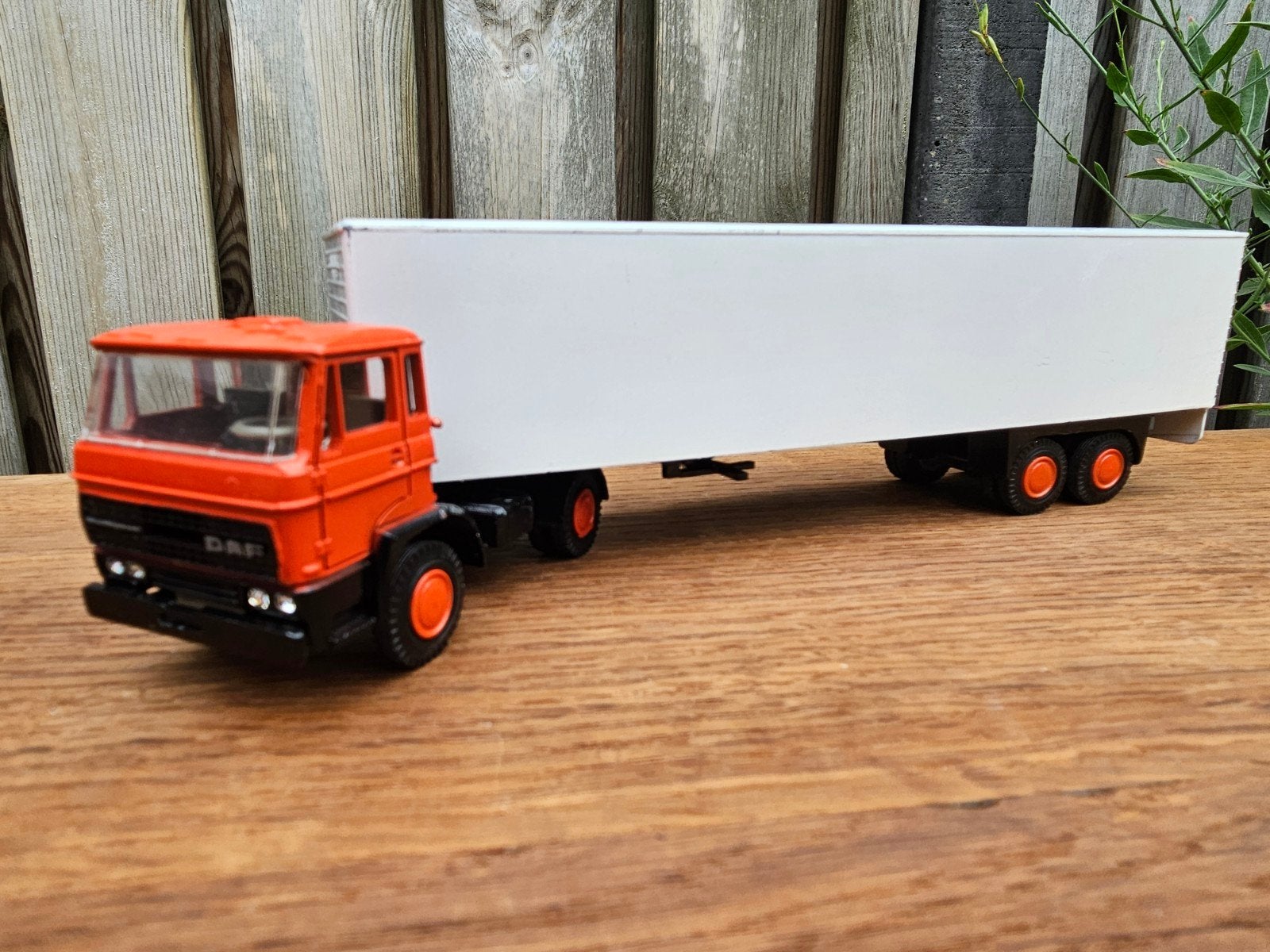 Lioncar Daf 2100 oranje met witte eurotrailer 1:50, Ophalen of Verzenden, Zo goed als nieuw, Bus of Vrachtwagen, Lion Toys