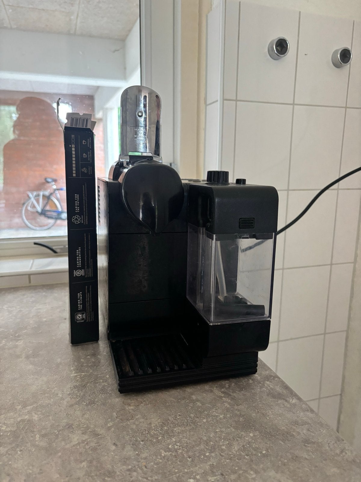 Nespresso DeLonghi koffiemachine - Zo goed als nieuw, Espresso apparaat, Ophalen of Verzenden, Zo goed als nieuw, 1 kopje