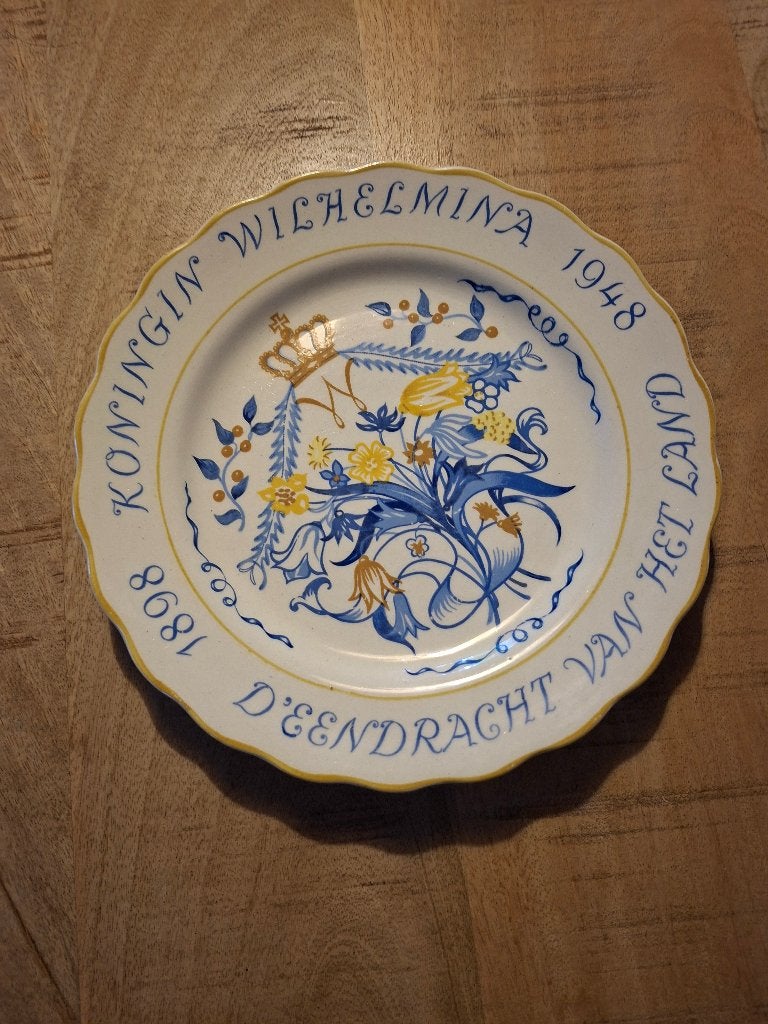 Koningin wilhelmina bord koningshuis gouda, Ophalen of Verzenden, Zo goed als nieuw, Nederland, Servies