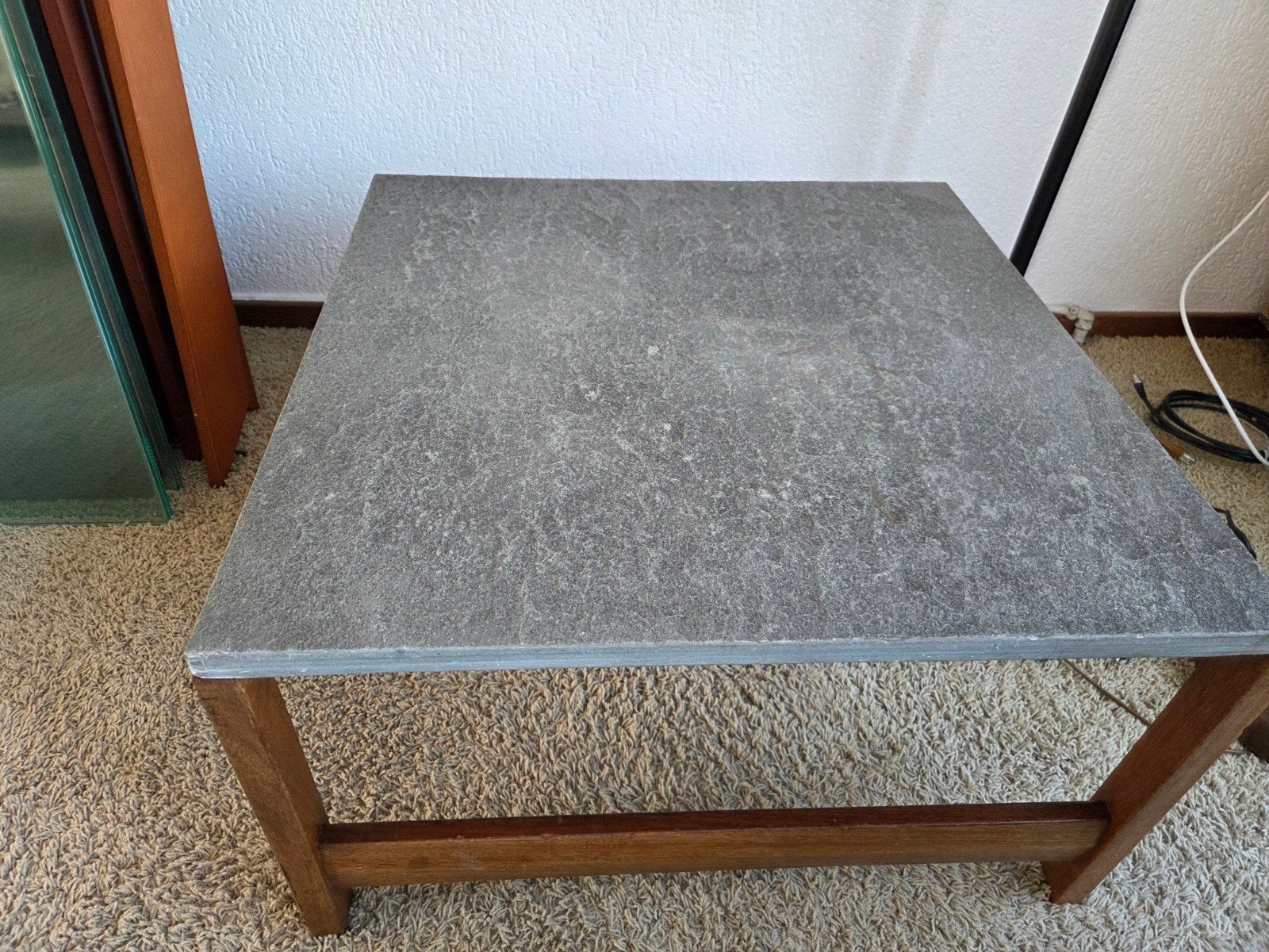 Salontafel met natuurstenen blad en houten onderstel, Ophalen, Gebruikt, Vierkant, 50 tot 100 cm