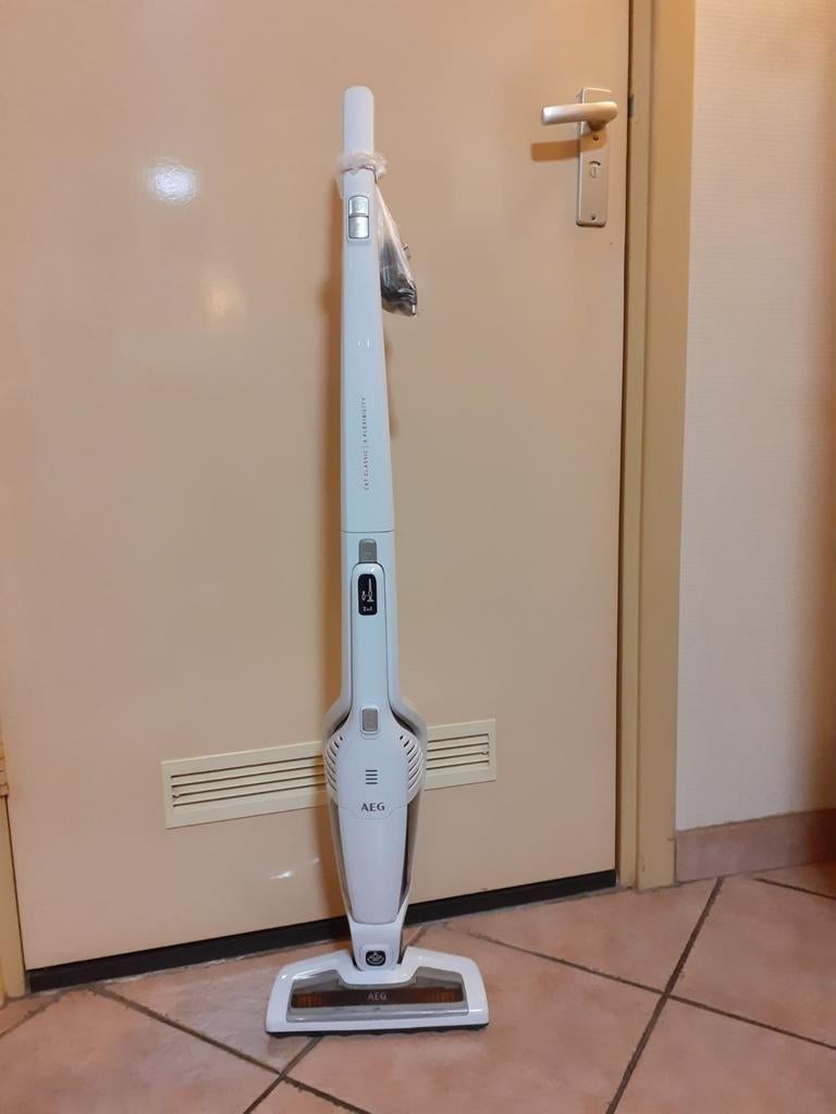 Te koop zo goed als nieuwe AEG steelstofzuiger, Ophalen of Verzenden, Zo goed als nieuw