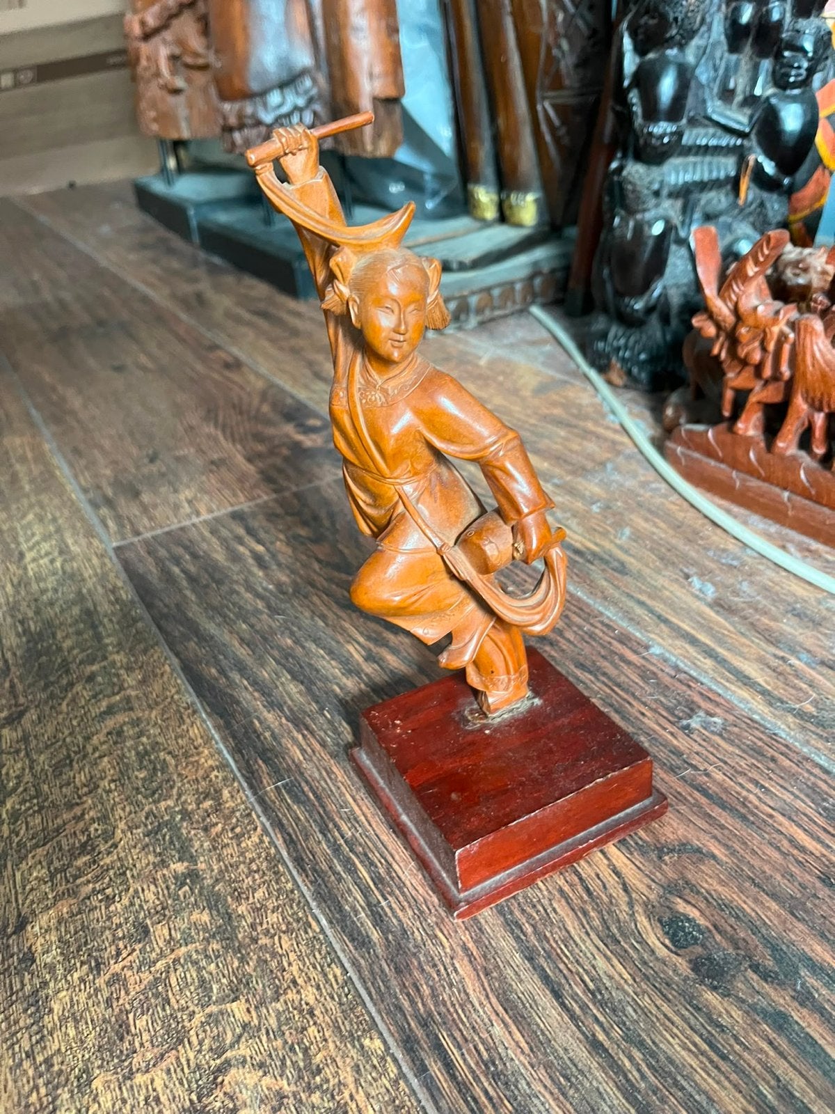 Houten beeld van een dansende figuur op sokkel, Antiek en Kunst, Kunst | Beelden en Houtsnijwerken, Ophalen, Minder dan 20 cm