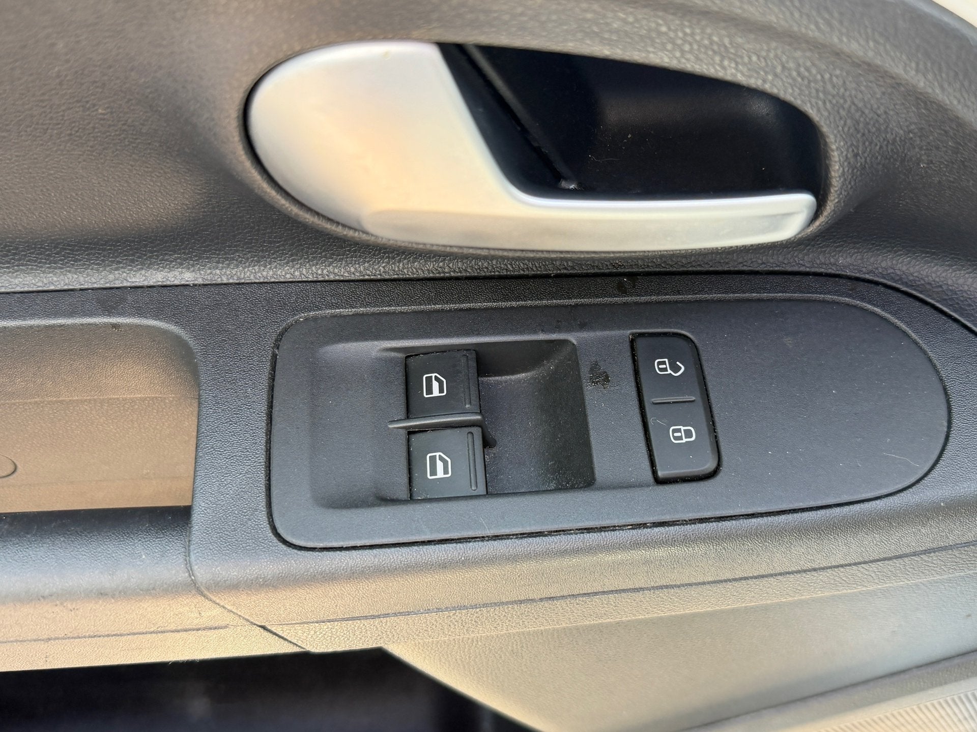 Foto 9 van Volkswagen Up! 1.0 5 Drs Airco Elak Pakket Donker glas