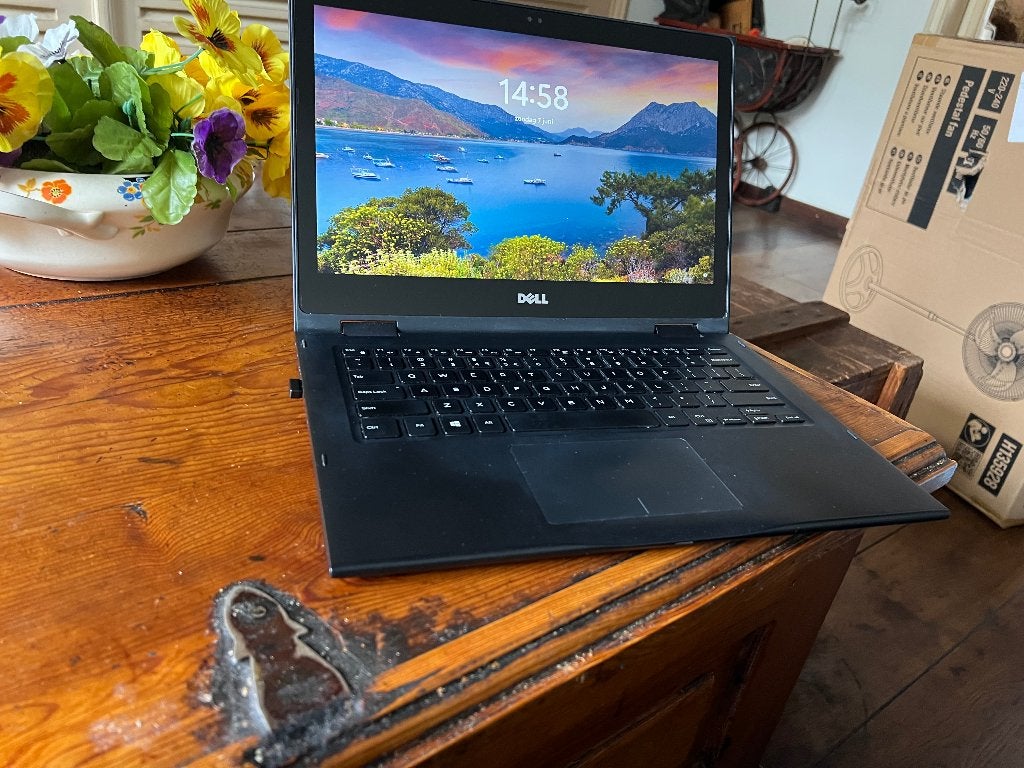 Dell Latitude 3390 2-in-1, Computers en Software, Windows Laptops, Gebruikt, 13 inch, SSD, 2 tot 3 Ghz, 8 GB, Qwerty, Met videokaart