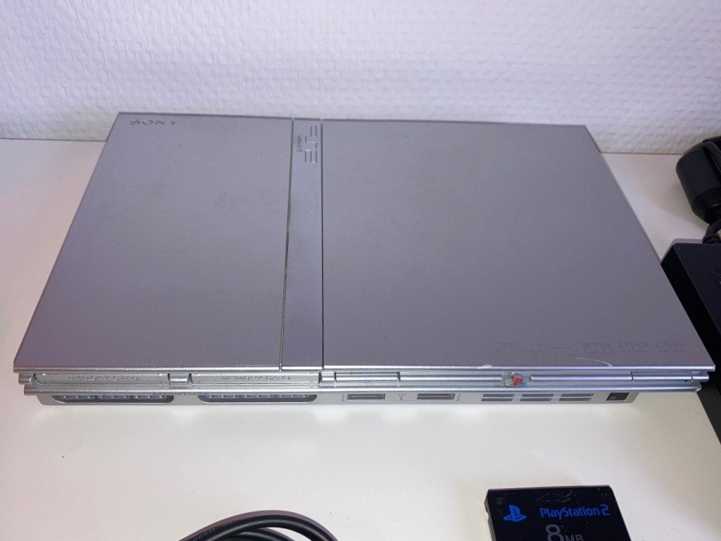 PLAYSTATION 2 SLIM SCPH-70004 (PAL) – ZILVER, Gebruikt, Met 2 controllers, Ophalen of Verzenden, Met geheugenkaart