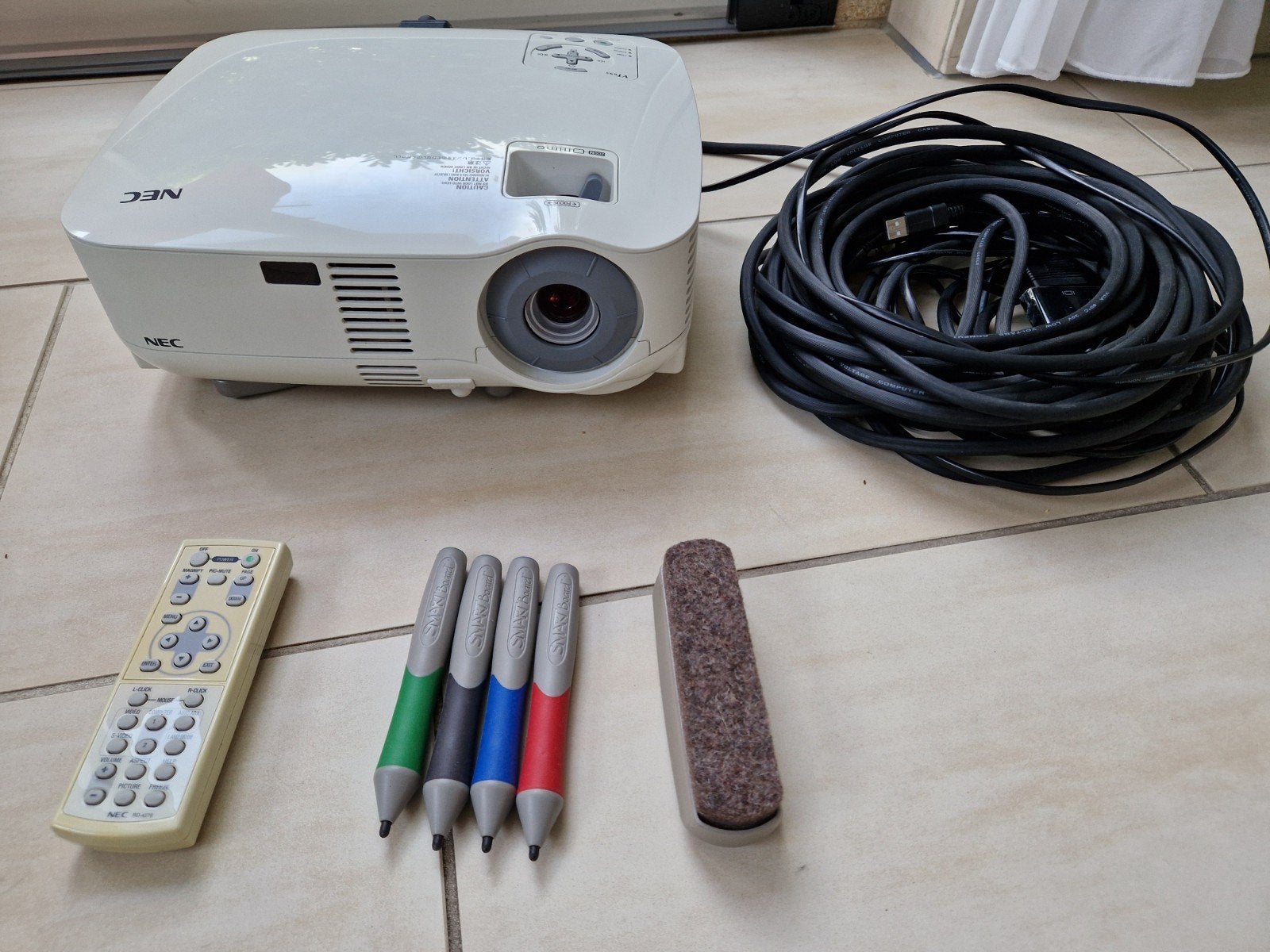 Smartboard met NEC beamer, afstandsbediening en pennen, Audio, Tv en Foto, Beamers, Ophalen, Gebruikt, LED, Nec