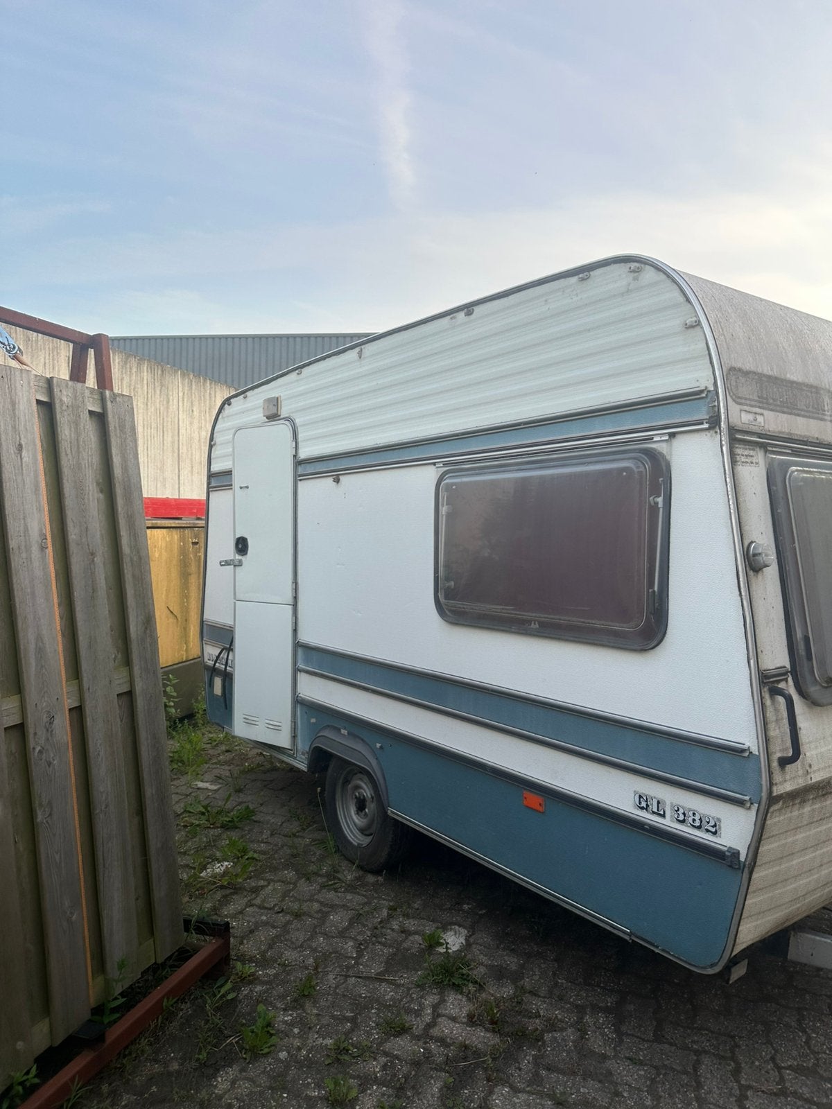 Zwarte cross Caravan sleurhut opknapper, Ophalen