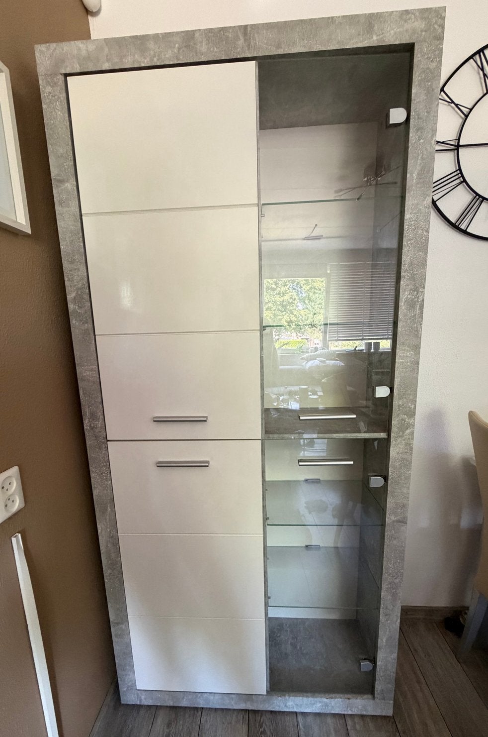 TV meubel en vitrinekast betonlook met glanzend wit, Ophalen, Overige materialen, Gebruikt, 100 tot 150 cm