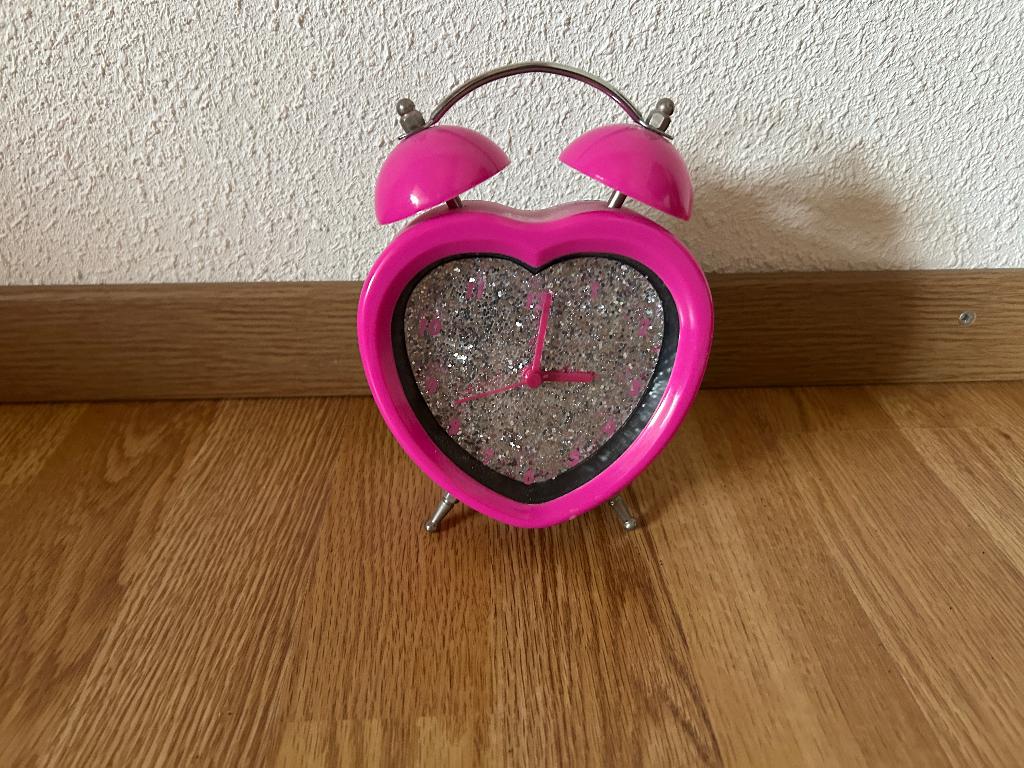 Leuke roze hartvormige wekker (werkt goed) Analoog, Witgoed en Apparatuur, Wekkers, Ophalen of Verzenden, Zo goed als nieuw, Analoog