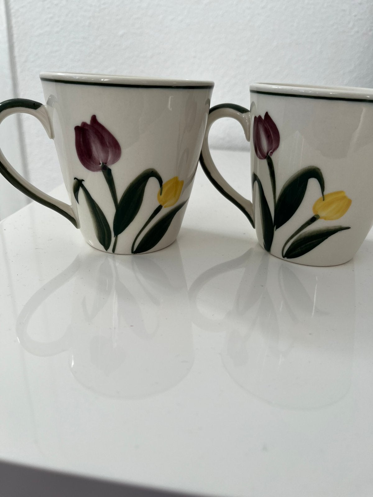 Vic’s handpainted tulpen mok, Huis en Inrichting, Ophalen of Verzenden, Gebruikt, Overige stijlen, Kop(pen) en/of Schotel(s)