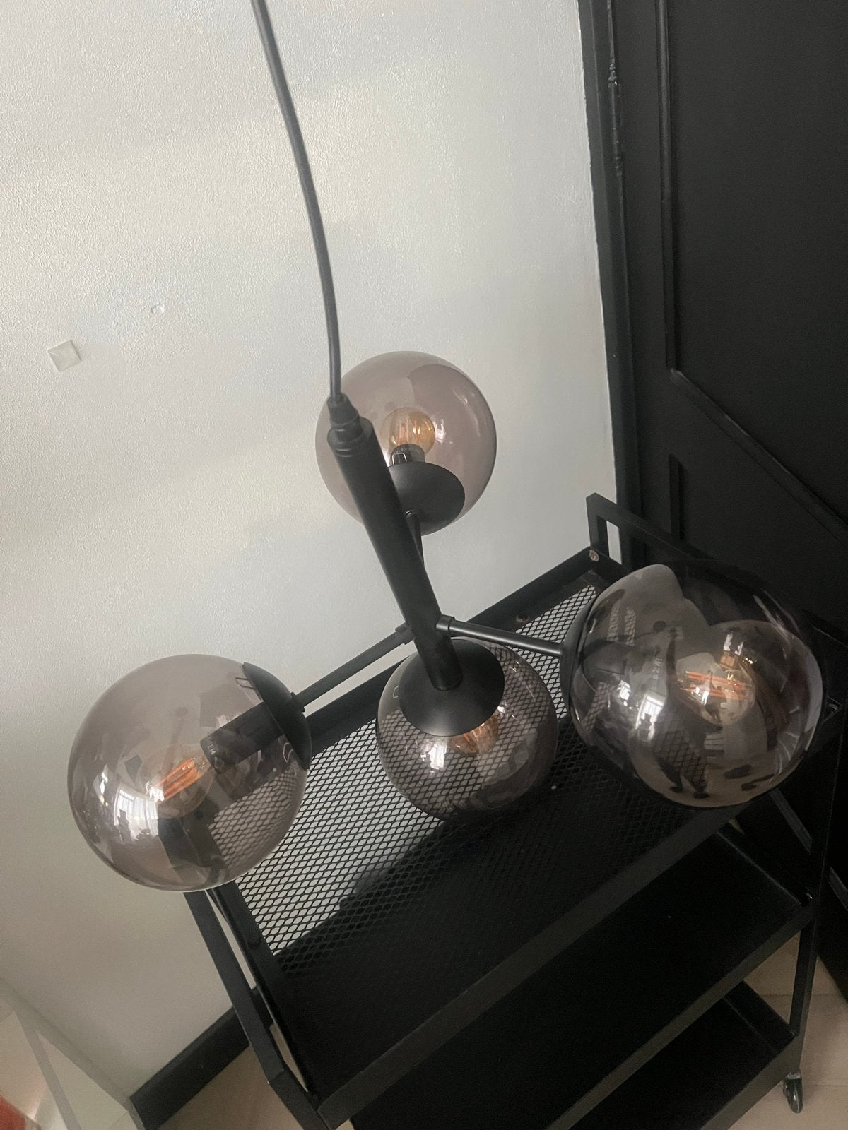 Moderne zwarte hanglamp met 4 rookglazen bollen, Ophalen, Zo goed als nieuw, Glas, E27 (groot)