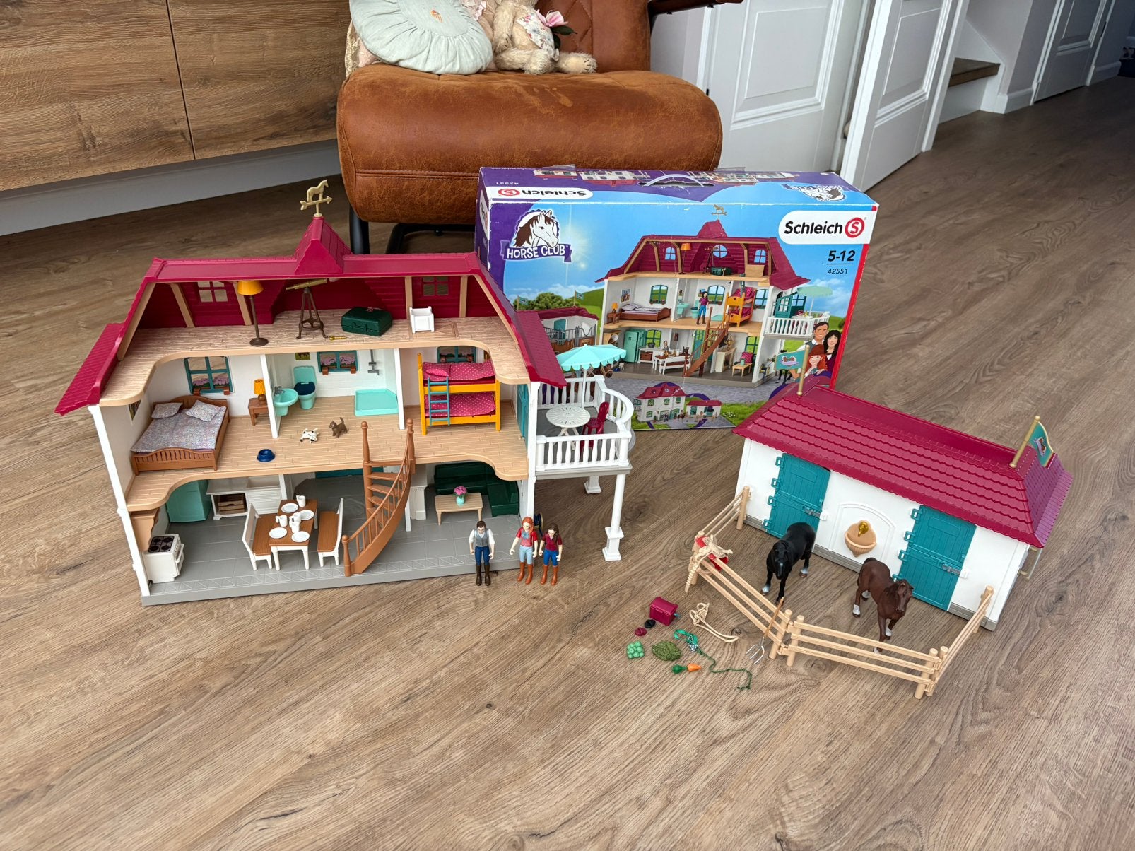 Schleich horse club huis met stal 42551, Ophalen of Verzenden, Zo goed als nieuw