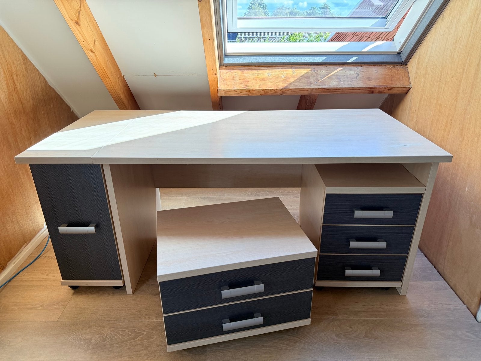 Degelijke houten bureau en nachtkastje, Ophalen, Gebruikt, Spaanplaat of MDF, Met wielen