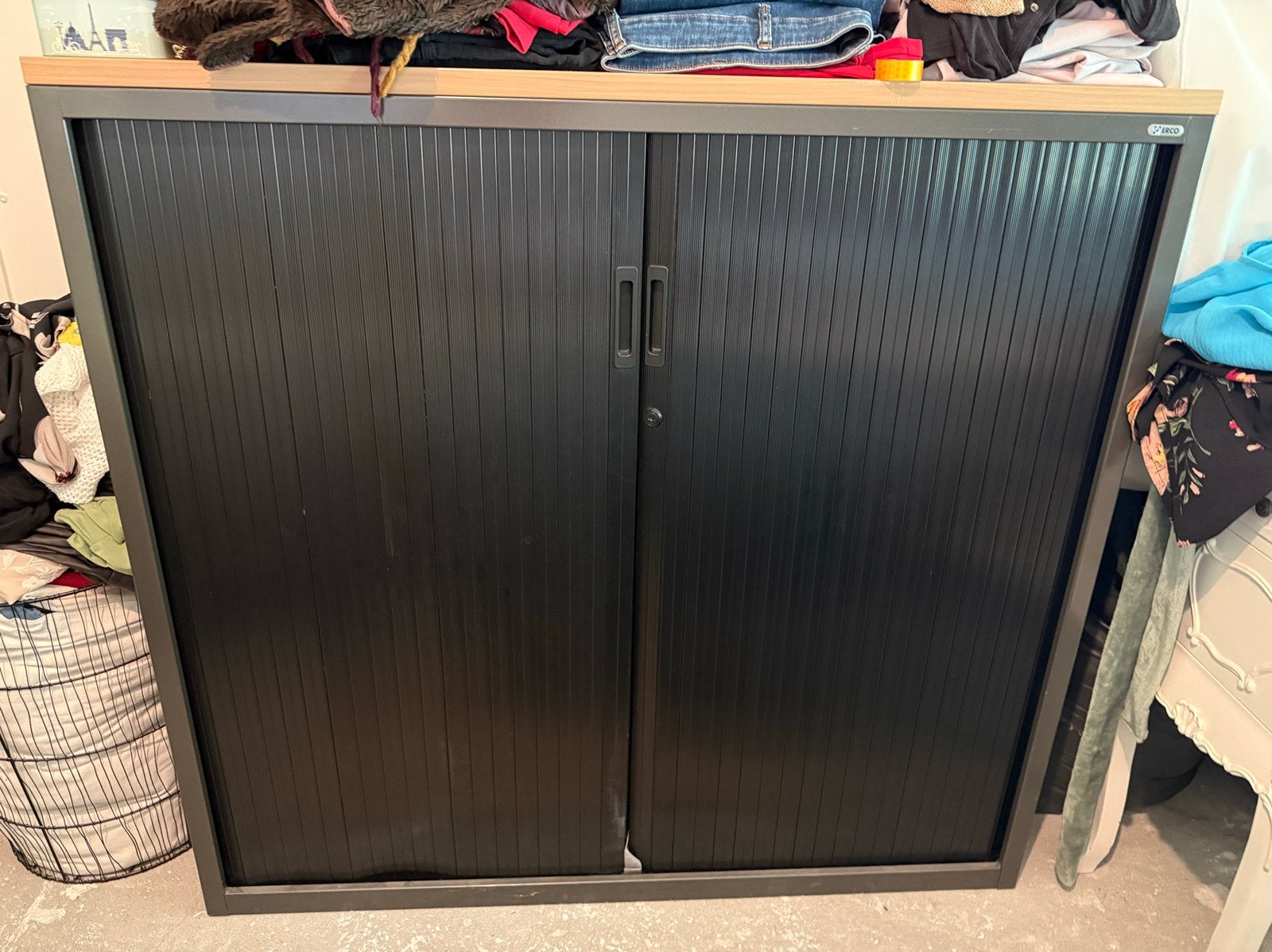 Metalen kast met schuifdeuren. Zwart met beuken boven blad., Ophalen, Zo goed als nieuw