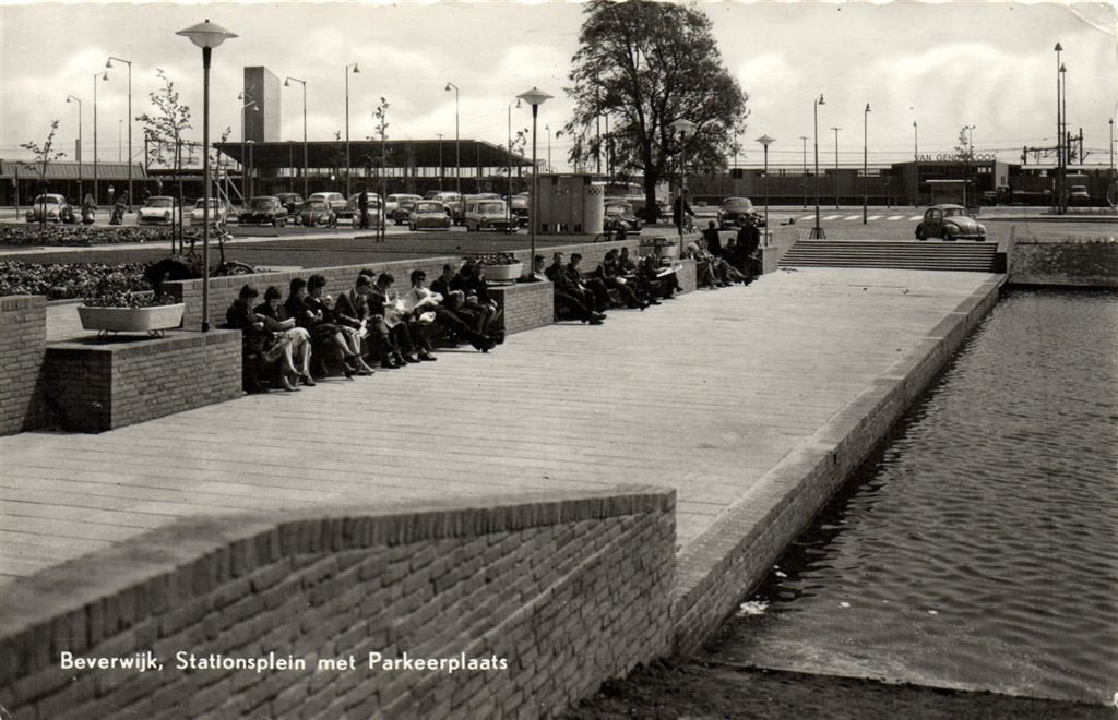 Beverwijk, Stationsplein met Parkeerplaats - ongelopen, Ophalen of Verzenden, 1960 tot 1980, Ongelopen, Noord-Holland