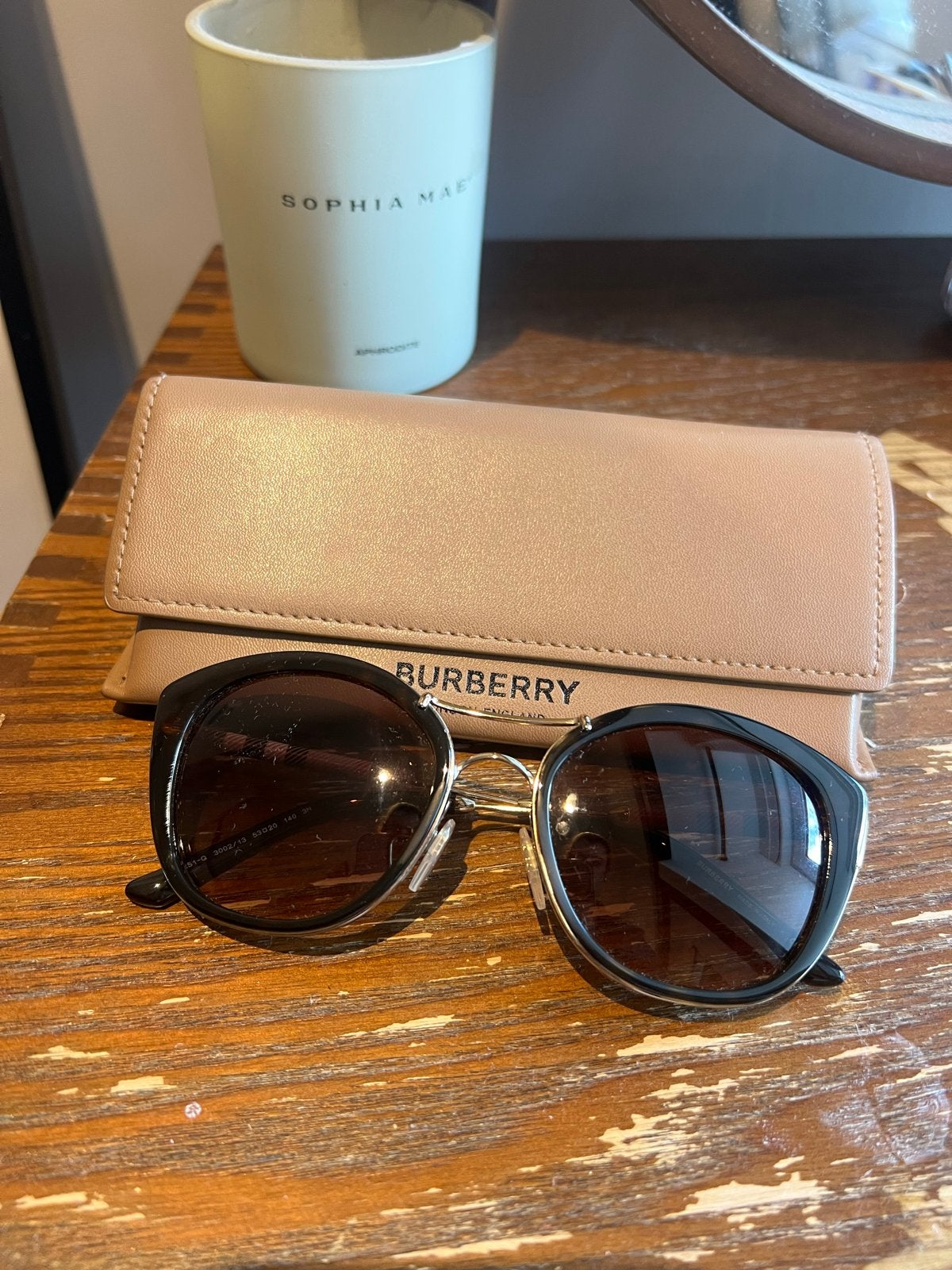 Burberry zonnebril met etui en doos - Amper gedragen, Ophalen of Verzenden, Zo goed als nieuw, Zwart, Zonnebril