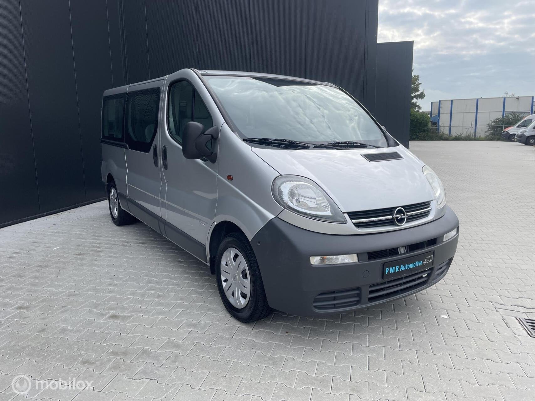 Opel Vivaro Tour 2.0i L2H1 / AIRCO / 9 Persoons / trekhaak, Auto's, Voorwielaandrijving, 2700 kg, Metallic lak, Bedrijf