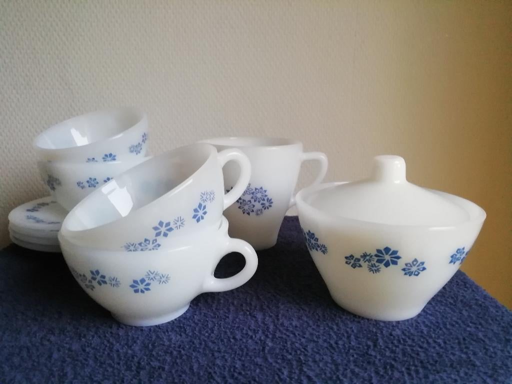 Melkglas: Rigopal kopjes roomstel, sneeuwvlokken/ijssterren, Ophalen of Verzenden, Glas, Overige stijlen, Kop(pen) en/of Schotel(s)